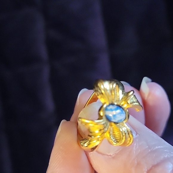Vintage Avon Gold Bow Ring with Blue Gem - Picture 3 of 8